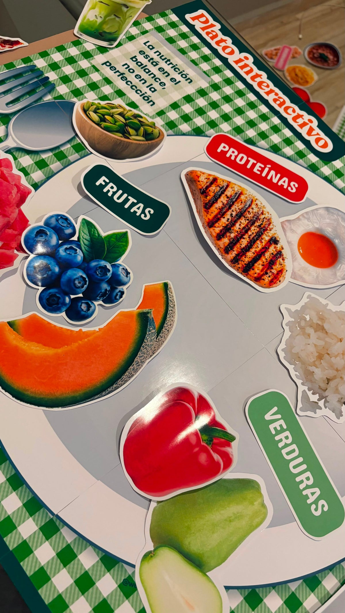 Plato interactivo con réplicas de alimentos en tamaño real 🍎🥦